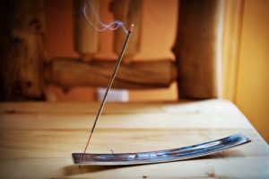 nuđenje-mirisnog-štapića-incens-sri-manasa-hamsa-sanga Nuđenje mirisnog štapića- Sri Manasa Hamsa Sanga