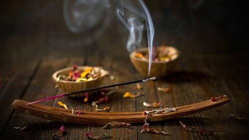 Nuđenje mirisnog štapića-puja - Sri Manasa Hamsa Sanga